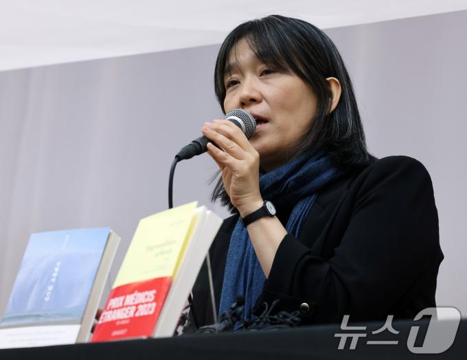스웨덴 한림원은 10일(현지시간) 한국인 소설가 한강을 노벨 문학상 수상자로 선정했다. 한국 작가 가운데 노벨 문학상 수상은 한강이 처음이다. 사진은 작년 11월14일 열린 한강 작가 장편소설 ‘작별하지 않는다’ 프랑스 메디치 외국문학상 수상 기념 기자간담회 모습. (뉴스1DB)2024.10.10/뉴스1