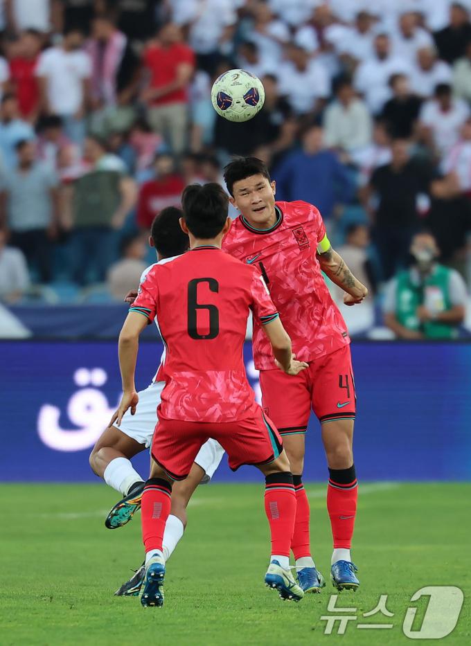 10일(현지시간) 요르단 암만 국제경기장에서 열린 2026 국제축구연맹(FIFA) 북중미 월드컵 아시아 3차 예선 B조 3차전 대한민국과 요르단의 경기, 대한민국 김민재가 헤더 경합을 하고 있다. 2024.10.11/뉴스1 ⓒ News1 김도우 기자