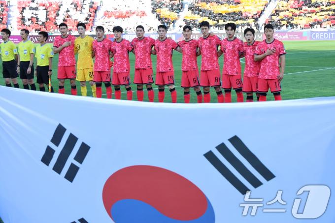 10일(현지시간) 요르단 암만 국제경기장에서 열린 2026 국제축구연맹(FIFA) 북중미 월드컵 아시아 3차 예선 B조 3차전 대한민국과 요르단의 경기에서 대한민국 선수들이 국기에 대한 경례를 하고 있다. 2024.10.11/뉴스1 ⓒ News1 김도우 기자