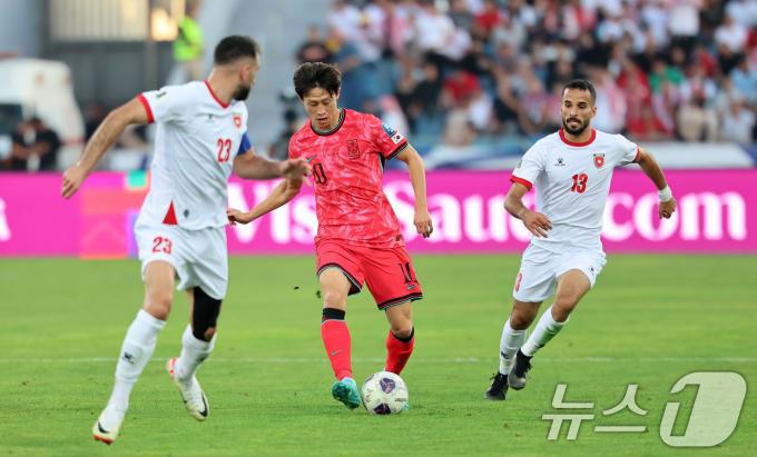 10일(현지시간) 요르단 암만 국제경기장에서 열린 2026 국제축구연맹(FIFA) 북중미 월드컵 아시아 3차 예선 B조 3차전 대한민국과 요르단의 경기, 대한민국 이재성이 스루 패스를 시도하고 있다. 2024.10.11/뉴스1 ⓒ News1 김도우 기자