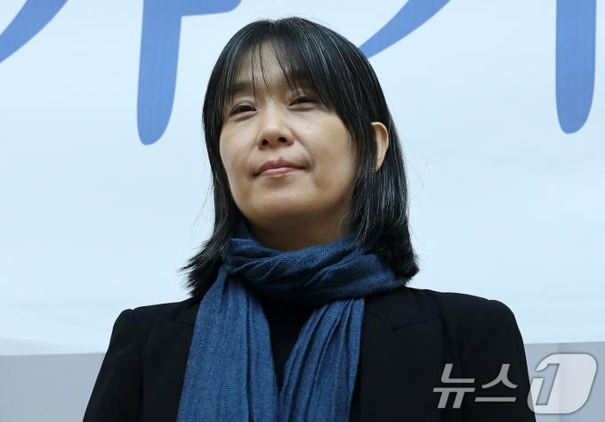 스웨덴 한림원은 10일(현지시간) 한국인 소설가 한강을 노벨 문학상 수상자로 선정했다. 한국 작가 가운데 노벨 문학상 수상은 한강이 처음이다. 사진은 작년 11월 14일 열린 한강 작가 장편소설 '작별하지 않는다' 프랑스 메디치 외국문학상 수상 기념 기자간담회 모습. (뉴스1DB) 2024.10.10/뉴스1