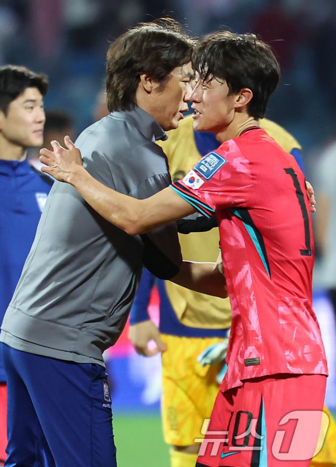 홍명보 대한민국 축구대표팀 감독이 10일(현지시간) 요르단 암만 국제경기장에서 열린 2026 국제축구연맹(FIFA) 북중미 월드컵 아시아 3차 예선 B조 3차전 대한민국과 요르단의 경기에서 2대0 승리 후 선제골을 넣은 이재성과 기쁨을 나누고 있다. 2024.10.10/뉴스1 ⓒ News1 김도우 기자