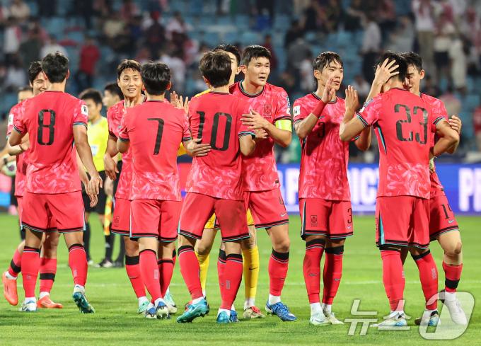 10일(현지시간) 요르단 암만 국제경기장에서 열린 2026 국제축구연맹(FIFA) 북중미 월드컵 아시아 3차 예선 B조 3차전 대한민국과 요르단의 경기, 2대0 승리를 거둔 대한민국 선수들이 기쁨을 나누고 있다. 2024.10.10/뉴스1 ⓒ News1 김도우 기자