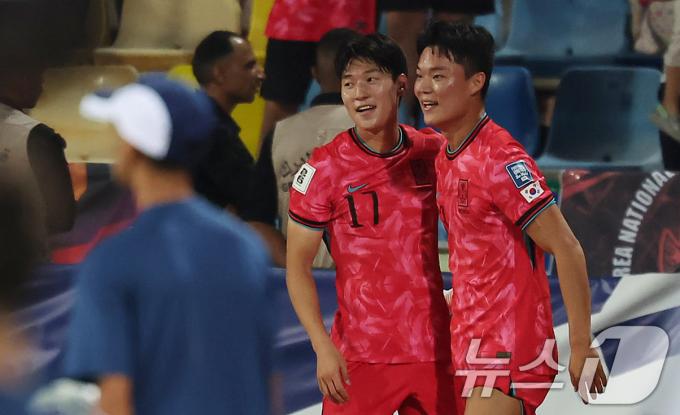10일(현지시간) 요르단 암만 국제경기장에서 열린 2026 국제축구연맹(FIFA) 북중미 월드컵 아시아 3차 예선 B조 3차전 대한민국과 요르단의 경기, 대한민국 오현규가 추가골을 넣은 후 배준호와 기뻐하고 있다. 2024.10.11/뉴스1 ⓒ News1 김도우 기자