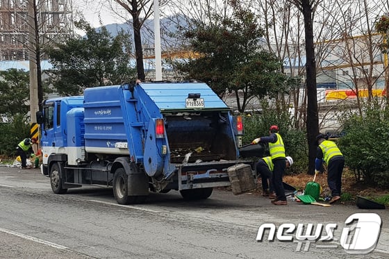 환경미화원들이 생활폐기물을 수거하는 모습.(전남도 제공)/뉴스1 ⓒ News1 박준배 기자