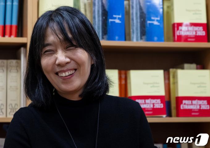 지난해 11월 장편소설 ‘작별하지 않는다’로 프랑스 4대 문학상 중 하나인 메디치 외국문학상을 받은 작가 한강. 그는 1년여 후 한국인 최초로 노벨문학상을 받았다. 2023.11.10/뉴스1 ⓒ News1 이준성 기자