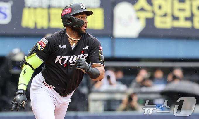 6일 오후 서울 송파구 잠실야구장에서 열린 프로야구 '2024 신한 SOL 뱅크 KBO 포스트시즌' 준플레이오프 2차전 kt 위즈와 LG 트윈스의 경기, 3회초 무사 1루 상황에서 kt 로하스가 안타를 치고 있다. 2024.10.6/뉴스1 ⓒ News1 김도우 기자