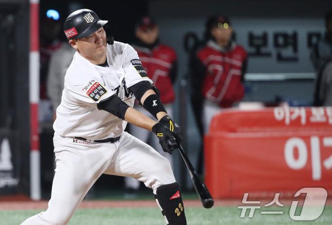 8일 오후 경기 수원시 장안구 KT 위즈파크에서 열린 프로야구 '2024 신한 SOL 뱅크 KBO 포스트시즌' 준플레이오프 3차전 LG 트윈스와 kt 위즈의 경기 3회말 1사 1루 상황 kt 장성우가 LG 최원태를 상대로 안타를 치고 있다. 2024.10.8/뉴스1 ⓒ News1 임세영 기자