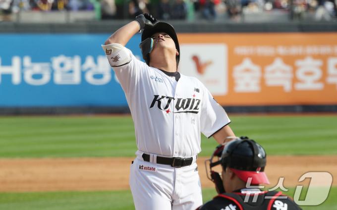 9일 오후 경기 수원시 장안구 KT위즈파크에서 열린 프로야구 '2024 신한 SOL 뱅크 KBO 포스트시즌' 준플레이오프 4차전 LG 트윈스와 KT 위즈의 경기 5회말 kt 선두타자 강백호가 LG 김진성을 상대로 1점 홈런을 치고 세리머니를 하고 있다. 2024.10.9/뉴스1 ⓒ News1 임세영 기자