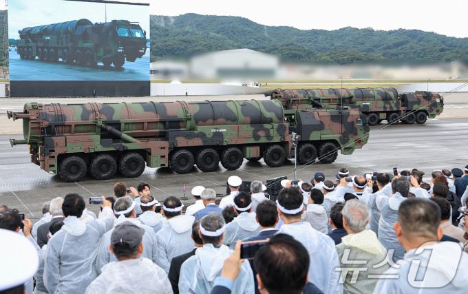 1일 경기도 성남시 서울공항에서 열린 제76주년 국군의 날 기념식에서 고위력 탄도미사일 '현무-5'등이 포함된 한국형 3축 체계 제대가 분열하고 있다. 2024.10.1/뉴스1 ⓒ News1 김도우 기자