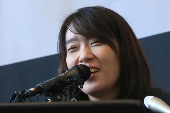 한국인 최초로 작가 한강(54)이 2024년 노벨문학상을 거머쥐었다. 사진은 지난 2016년 5월서울 마포구 동교동의 한 카페에서 열린 신작소설 '흰' 출간 기자간담회에 참석한 소설가 한강. /사진=머니투데이