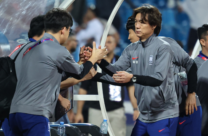 홍명보 축구 국가대표 감독이 지난 10일(한국시각) 진행된 요르단 원정 경기 승리 소감을 전했다. 사진은 홍 감독(오른쪽)이 지난 10일(현지시각) 요르단 암만 국제경기장에서 열린 2026 국제축구연맹(FIFA) 북중미 월드컵 아시아 3차 예선 B조 3차전 대한민국과 요르단의 경기에서 2대0 승리 후 선수, 코치들과 악수하는 모습. /사진=뉴스1