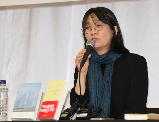 아이돌 그룹 방탄소년단 멤버 뷔와 RM이 소설가 한강의 노벨문학상 수상 소식에 축하를 전했다. 사진은 한 작가가 지난해 11월 서울 양천구 한국방송회관에서 프랑스 메디치 외국문학상 수상 소감을 전하는 모습. /사진=뉴시스