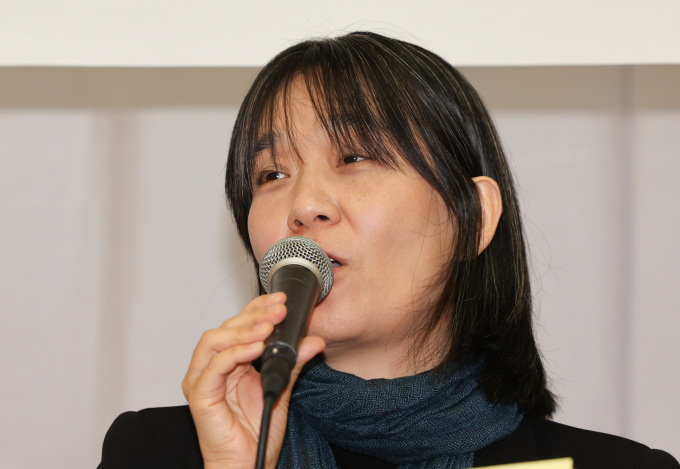 한국인 최초의 노벨 문학상 수상 작가 한강(54)이 "정말 놀랍고 영광이다"라고 첫 수상 소감을 전했다. 사진은 지난해 11월 서울 양천구 한국방송회관에서 프랑스 메디치 외국문학상 수상 소감을 밝힌 소설가 한강. /사진=뉴시스