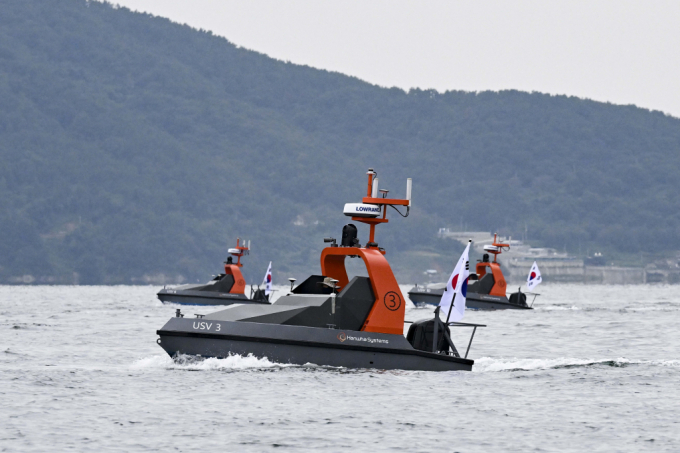 (서울=뉴스1) = 국방과학연구소가 해상 전장의 새로운 게임체인저인 군집무인수상정 운용기술 시연에 성공했다고 10일 밝혔다. 사진은 방호 전투를 위한 군집 무인수상정 기동 장면이다. /사진=뉴스1