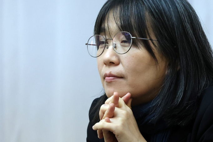 소설가 한강이 3년 전 장편소설 '작별하지 않는다'를 펴낸 뒤 문학동네 유튜브에 출연해 악뮤 노래를 언급한 영상이 재조명되고 있다.사진은 한강 작가 장편소설 ‘작별하지 않는다’ 프랑스 메디치 외국문학상 수상 기념 기자간담회의 모습/사진=뉴스1