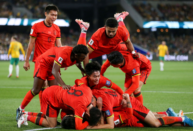 중국 축구대표팀이 2026 북중미월드컵 3차 예선 전패를 달성하며 C조 최하위에 올랐다. 사진은 지난 10일(한국시각) 호주 애드레이드 오벌에서 열린 중국과 호주의 3차 예선전 경기 중 선제골을 넣고 환호하는 중국 선수들. /사진=로이터  