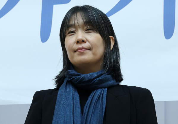  한국인 작가 한강이 노벨 문학상을 수상하자 중국 누리꾼들이 열딘 토론을 벌이고 있다. 사진은 2023년 11월 장편소설 ‘작별하지 않는다’ 프랑스 메디치 외국문학상 수상 기념 기자간담회에 참석한 한 작가의 모습. /사진=뉴스1