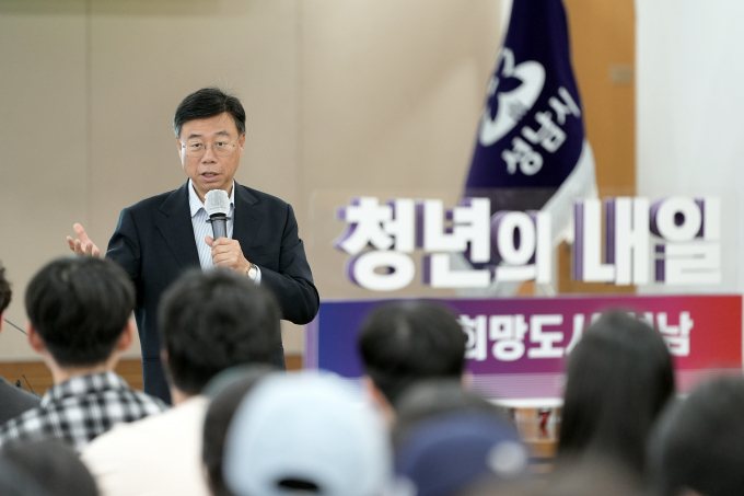 신상진 성남시장이 성남시청 한누리실에서 가천대학교 학생들에게 특별강연을 진행하고 있다 / 사진제공=성남시장