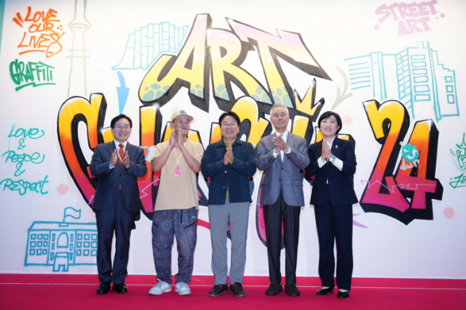 강기정 광주광역시장(왼쪽 세번째)이 10일 오후 서구 김대중컨벤션센터에서 열린 '제15회 광주국제미술전람회(아트광주24) 개막식'에 참석해 내빈들과 퍼포먼스를 한 뒤 박수를 치고 있다./사진=광주시 