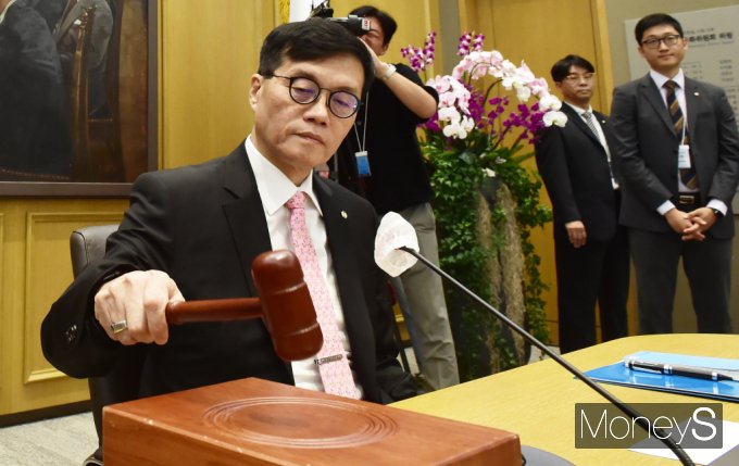 기준 금리를 결정하는 금융통화위원회 정례회의가 22일 서울 중구 남대문로 한국은행에서 진행된 가운데 이창용 한은 총재가 의사봉을 두드리고 있다.  /사진=임한별 기자