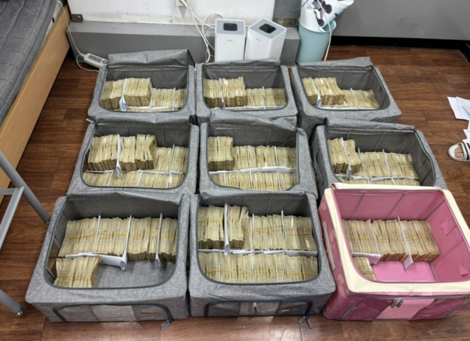  68억원 현금을 혐쳐 달아났다 붙잡힌 40대 창고관리인이 구속상태로 검찰에 넘겨졌다. 사진은 현금계수 후 정리한 모습. /사진=뉴스1(송파경찰서 제공)
