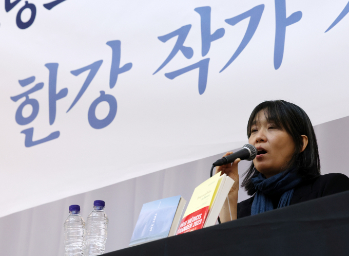 경기도교육청이 한강 '채식주의자'를 유해 도서로 지정해 폐기한 사실이 재조명되고 있다. 사진은 한강 작가의 모습. /사진=뉴스1