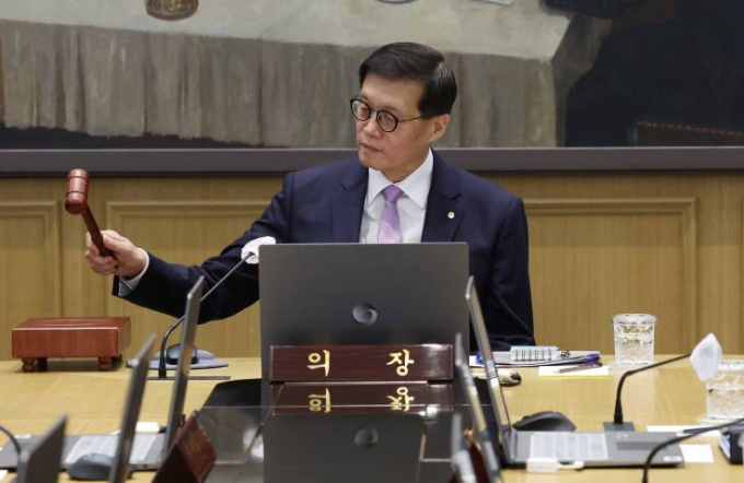 이창용 한국은행 총재가 11일 서울 중구 한국은행에서 열린 금융통화위원회에서 의사봉을 두드리고 있다./사진=뉴스1