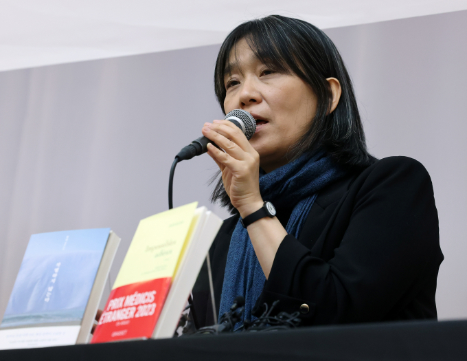소설가 한강이 아시아인 중 다섯 번째로 노벨문학상을 수상했다. 사진은 지난해 11월14일 열린 기자회견에 참석한 한강. /사진=뉴스1