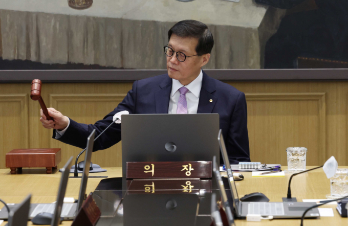 이창용 한국은행 총재가 11일 서울 중구 한국은행에서 열린 금융통화위원회에서 의사봉을 두드리고 있다. /사진=사진공동취재