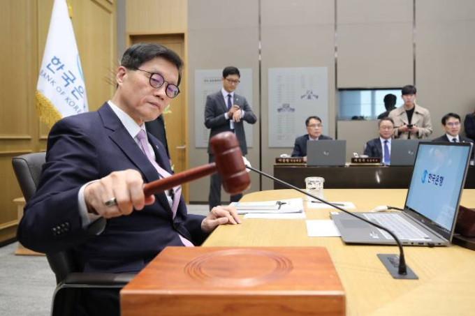 이창용 한국은행 총재가 11일 서울 중구 한국은행에서 열린 금융통화위원회에서 의사봉을 두드리고 있다./사진=뉴스1