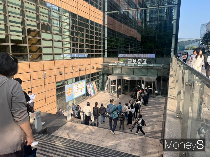전날인 지난 10일 소설가 한강이 노벨 문학상을 수상한 가운데 한강의 책을 구하기 위해 아침부터 서점에 사람이 몰렸다. 사진은 한강 책을 구매하기 위해 오픈런 하는 시민들/사진= 박정은 기자