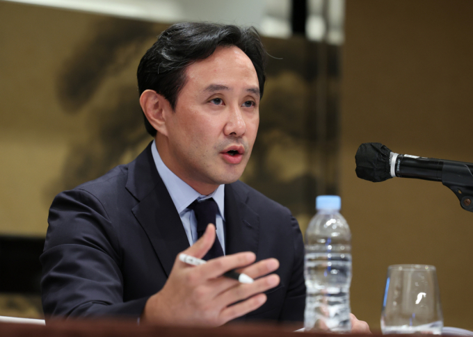 영풍-MBK파트너스 연합과 경영권 분쟁 중인 최윤범 고려아연 회장이 2일 서울 용산구 그랜드하얏트호텔에서 열린 고려아연 자사주 매입 계획 등 경영권 방어 방안에 대한 기자회견에서 취재진의  질문에 답하고 있다. / 사진=뉴시스 김진아 기자 