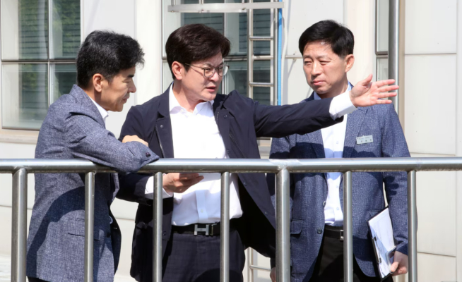 김병수 김포시장(가운데)이 장기교차로 상습침수지역 현장을 둘러보고 있다. / 사진제공=김포시