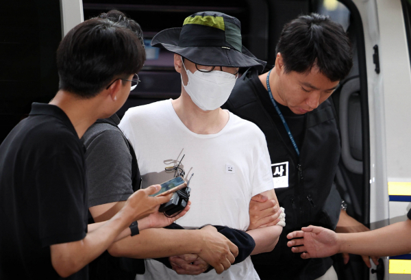서울 은평구에서 벌어진 일본도 살인사건 피의자의 아버지가 피해자 명예훼손 혐의로 경찰 조사를 받았다. 사진은 지난 8월 영장실질심사(구속 전 피의자 심문)에 출석 중인 피의자의 모습. /사진=뉴시스