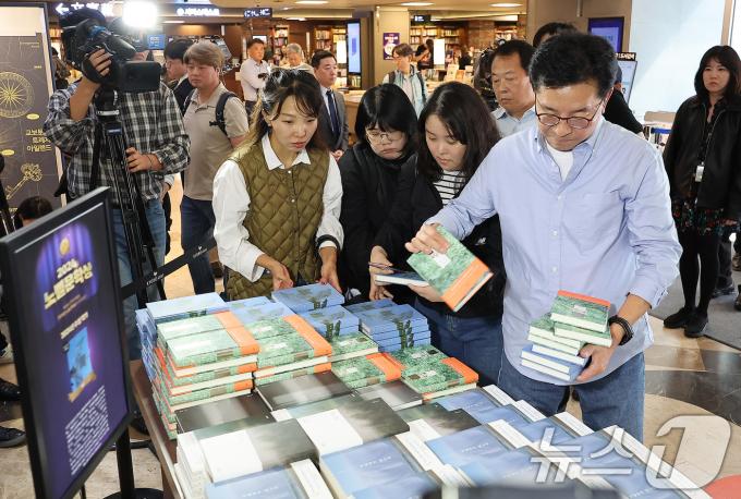 11일 서울 종로구 교보문고를 찾은 시민들이 노벨문학상을 수상한 작가 한강의 책을 구매하고 있다. 스웨덴 한림원은 지난 10일 소설가 한강이 노벨문학상 수상자로 선정됐다고 발표했다. 한국인의 노벨상 수상은 2000년 고(故) 김대중 대통령의 평화상 수상에 이어 두 번째이며, 아시아 작가 수상은 2012년 중국 작가 모옌 이후 12년 만이다. 스웨덴 한림원은 선정 이유로 