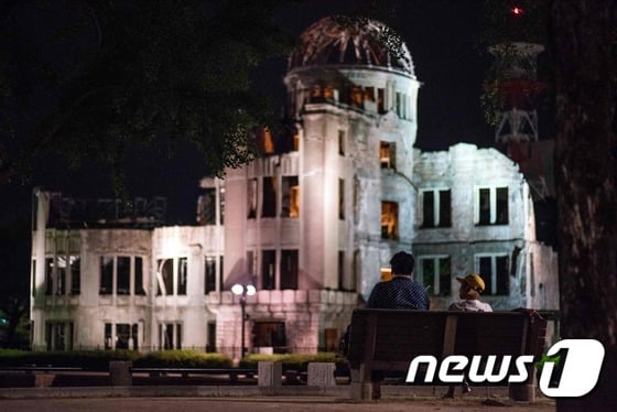 24일 (현지시간) 히로시마 평화기념관 원폭돔 앞 벤치에 한 커플이 앉아 있다.ⓒ AFP=뉴스1 ⓒ News1 우동명 기자