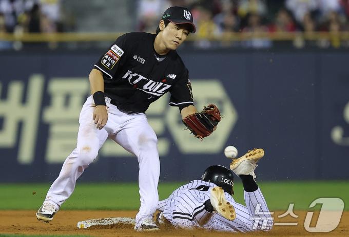 11일 오후 서울 송파구 잠실야구장에서 열린 프로야구 '2024 신한 SOL 뱅크 KBO 포스트시즌' 준플레이오프 5차전 kt 위즈와 LG 트윈스의 경기, LG 신민재가 3회말 1사 1루에서 2루 도루를 시도하고 있다. 신민재는 kt 포수 장성우의 악송구로 3루까지 진루에 성공했다. 2024.10.11/뉴스1 ⓒ News1 김진환 기자