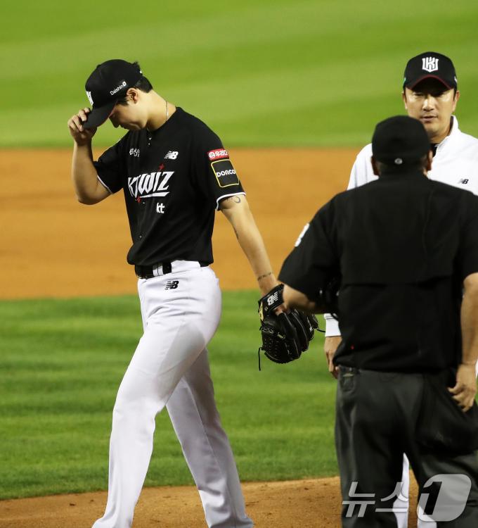 11일 오후 서울 송파구 잠실야구장에서 열린 프로야구 '2024 신한 SOL 뱅크 KBO 포스트시즌' 준플레이오프 5차전 KT 위즈와 LG 트윈스의 경기, KT 선발투수 엄상백이 3회말 무사 1루 상황에서 조기 강판되고 있다. 2024.10.11/뉴스1 ⓒ News1 오대일 기자