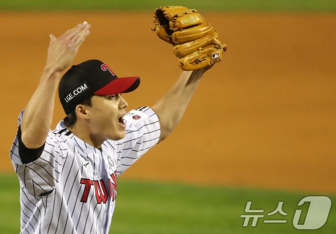 11일 오후 서울 송파구 잠실야구장에서 열린 프로야구 '2024 신한 SOL 뱅크 KBO 포스트시즌' 준플레이오프 5차전 KT 위즈와 LG 트윈스의 경기, 5회말 KT공격 2사 1루 상황에서 오윤석을 땅볼로 막아낸 LG 선발투수 임찬규가 마운드를 내려오며 포효하고 있다. 2024.10.11/뉴스1 ⓒ News1 오대일 기자