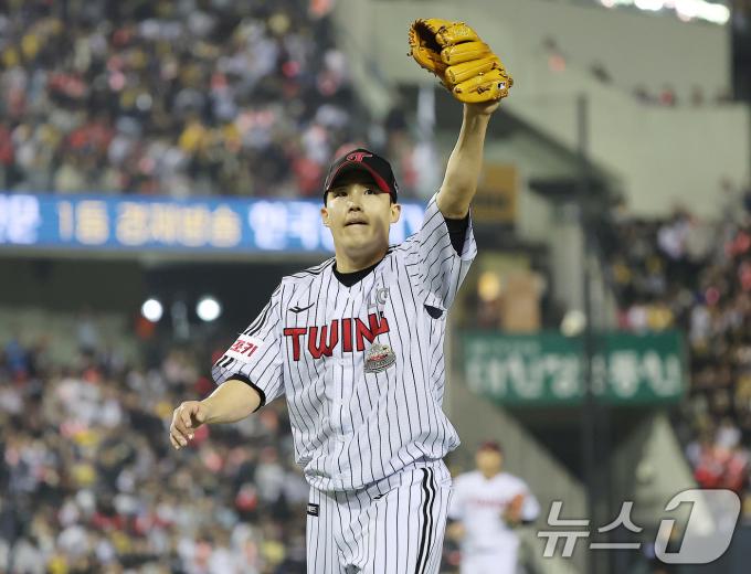 11일 오후 서울 송파구 잠실야구장에서 열린 프로야구 '2024 신한 SOL 뱅크 KBO 포스트시즌' 준플레이오프 5차전 kt 위즈와 LG 트윈스의 경기, LG 선발 임찬규가 6회초 이닝을 실점 없이 마친 뒤 팬들의 연호에 손을 흔들고 있다. 2024.10.11/뉴스1 ⓒ News1 김진환 기자