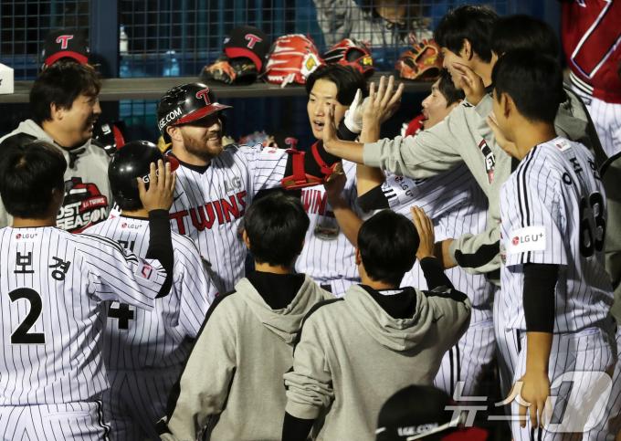 11일 오후 서울 송파구 잠실야구장에서 열린 프로야구 '2024 신한 SOL 뱅크 KBO 포스트시즌' 준플레이오프 5차전 KT 위즈와 LG 트윈스의 경기, 3회말 LG 공격 1사 3루 상황에서 오스틴이 1타점 희생플라이를 때린 후 덕아웃 동료들의 축하를 받고 있다. 2024.10.11/뉴스1 ⓒ News1 오대일 기자