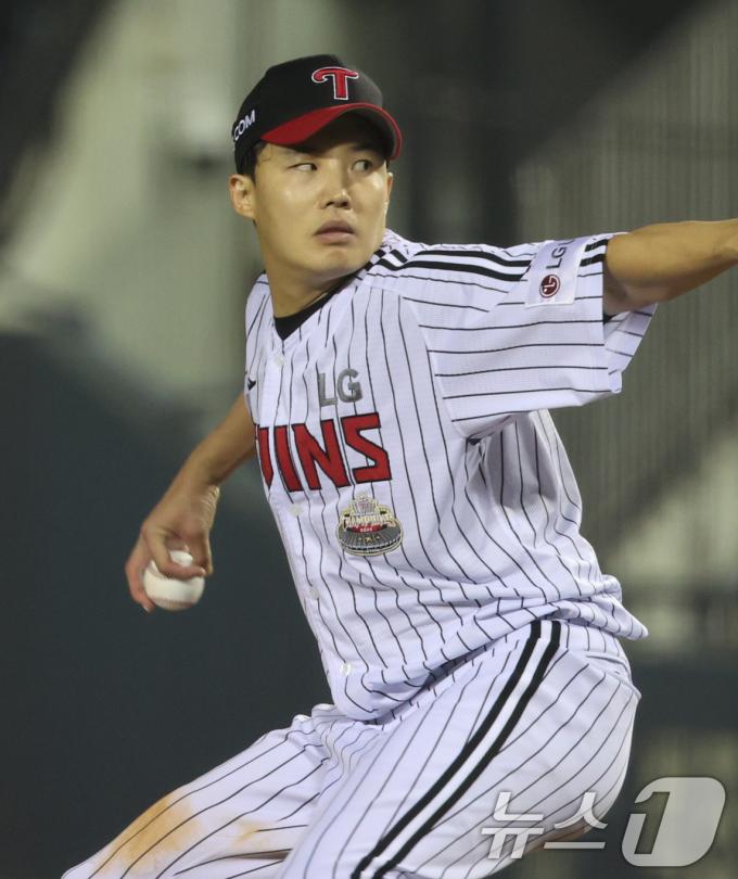 11일 오후 송파구 잠실야구장에서 열린 프로야구 '2024 신한 SOL 뱅크 KBO 포스트시즌' 준플레이오프 5차전 kt 위즈와 LG 트윈스의 경기, 7회초 LG 선발 임찬규가 역투하고 있다. 2024.10.11/뉴스1 ⓒ News1 장수영 기자