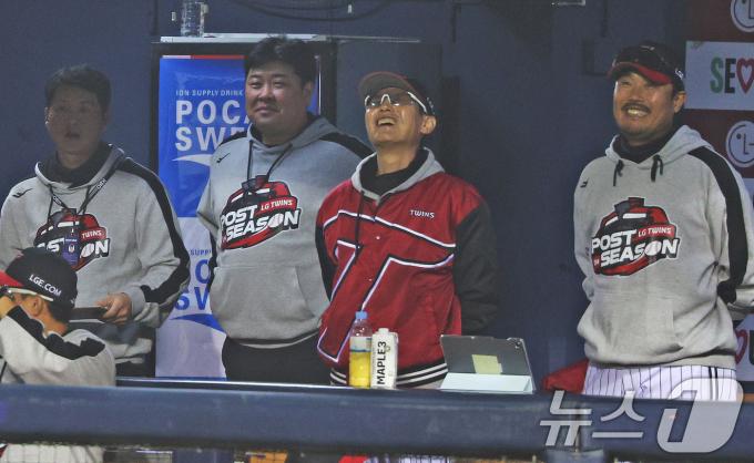 11일 오후 송파구 잠실야구장에서 열린 프로야구 '2024 신한 SOL 뱅크 KBO 포스트시즌' 준플레이오프 5차전 kt 위즈와 LG 트윈스의 경기, LG 공격 7회말 1사 1,3루 상황에서 1루주자 김대원이 도루를 성공하자 염경엽 감독이 활짝 웃고 있다. 2024.10.11/뉴스1 ⓒ News1 장수영 기자
