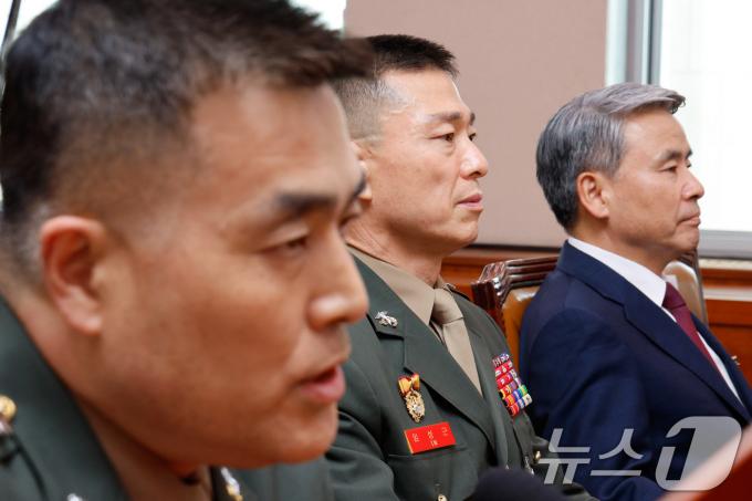 박정훈 전 해병대수사단장이 19일 오후 서울 여의도 국회 법제사법위원회에서 열린 '윤석열 대통령 탄핵소추안 즉각 발의 요청에 관한 청원 관련 1차 청문회'에서 의원 질의에 답하는 가운데 임성근 전 사단장, 이종섭 전 국방장관이 이를 듣고 있다. 2024.7.19/뉴스1 ⓒ News1 안은나 기자