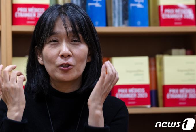장편소설 ‘작별하지 않는다’로 프랑스 4대 문학상 중 하나인 메디치 외국문학상을 받은 작가 한강이 9일 오후(현지시간) 프랑스 파리 그라세(Grasset)출판사에서 한국 특파원들과 인터뷰를 하고 있다. 2023.11.10/뉴스1 ⓒ News1 이준성 기자
