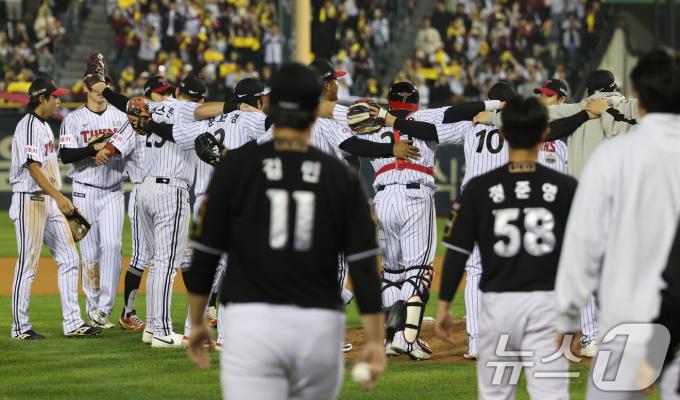 11일 오후 송파구 잠실야구장에서 열린 프로야구 '2024 신한 SOL 뱅크 KBO 포스트시즌' 준플레이오프 5차전 kt 위즈와 LG 트윈스의 경기에서 4대1로 승리해 플레이오프에 진출한 LG 선수들이 기쁨을 나누고 있다. 2024.10.11/뉴스1 ⓒ News1 장수영 기자