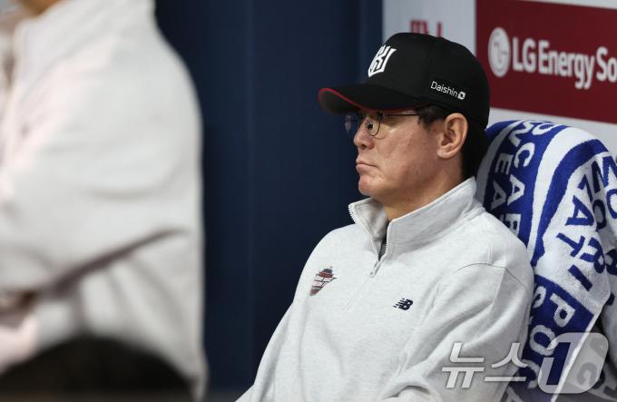 11일 오후 송파구 잠실야구장에서 열린 프로야구 '2024 신한 SOL 뱅크 KBO 포스트시즌' 준플레이오프 5차전 kt 위즈와 LG 트윈스의 경기, 3회말 KT 이강철 감독이 굳은 표정으로 경기를 지켜보고 있다. 2024.10.11/뉴스1 ⓒ News1 장수영 기자