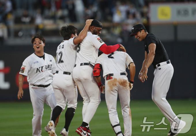 9일 오후 경기 수원시 장안구 KT위즈파크에서 열린 프로야구 '2024 신한 SOL 뱅크 KBO 포스트시즌' 준플레이오프 4차전 LG 트윈스와 KT 위즈의 경기 종료 후 KT 선수들이 기쁨을 나누고 있다. 이날 경기는 6대5로 KT의 승리로 끝났다. 2024.10.9/뉴스1 ⓒ News1 김영운 기자