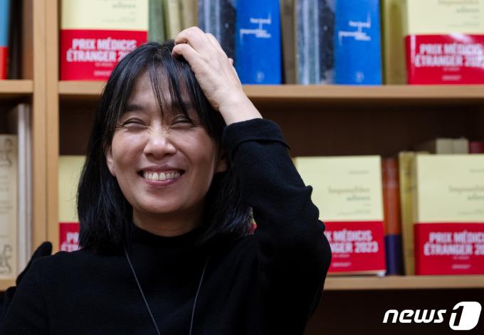 장편소설 ‘작별하지 않는다’로 프랑스 4대 문학상 중 하나인 메디치 외국문학상을 받은 작가 한강이 9일 오후(현지시간) 프랑스 파리 그라세(Grasset)출판사에서 한국 특파원들과 인터뷰를 하고 있다. 2023.11.10/뉴스1 ⓒ News1 이준성 기자